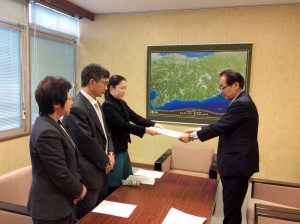 日本共産党鳥取市議団(団長・伊藤幾子議員)は、１月２９日鳥取市長に対しても市政の要望をしました。