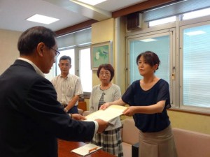 要望書を提出する日本共産党鳥取市議団